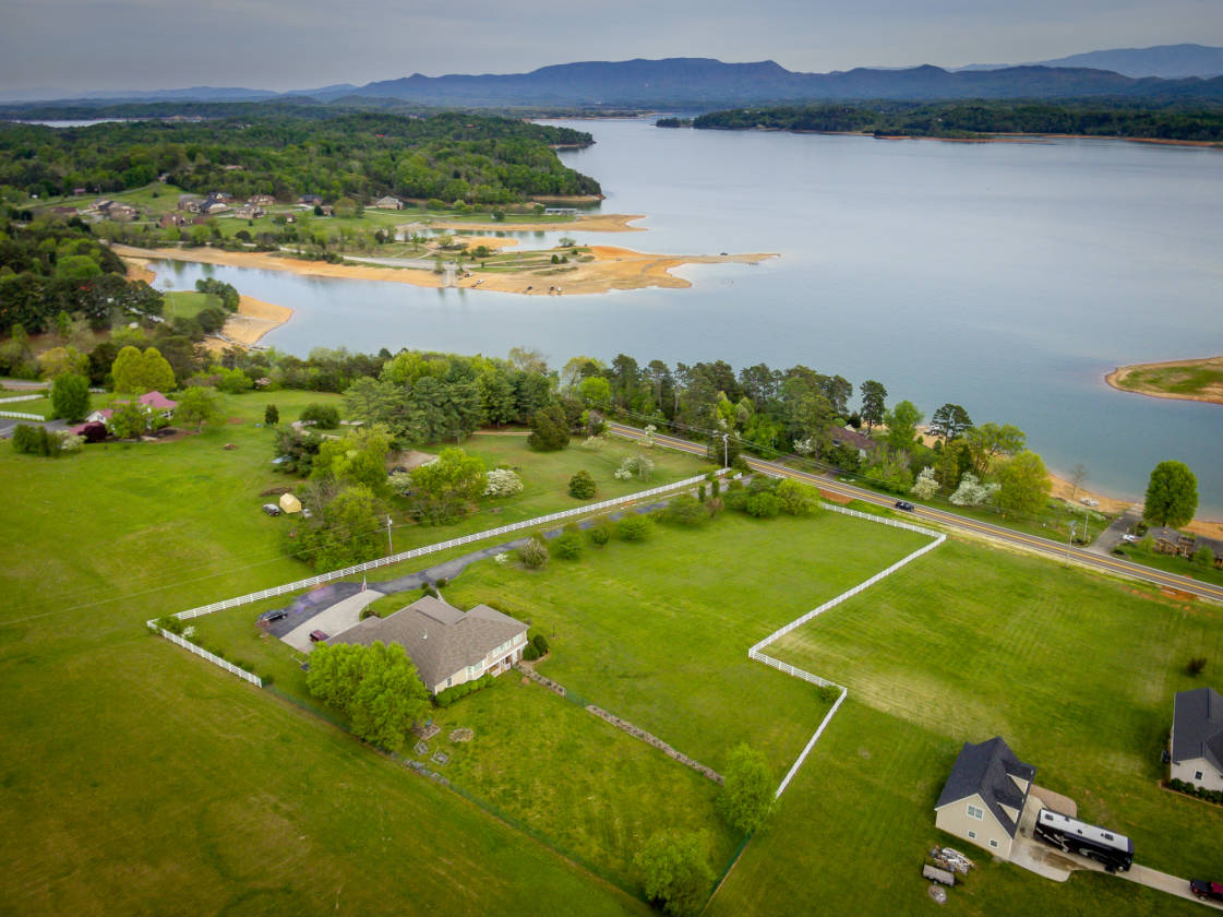 Luxurious Douglas Lake View Estate Dandridge, Jefferson County, Tennessee