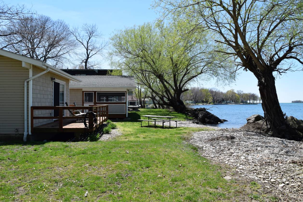 Lake Erie Island Lakefront Ranch w/ Separate Guest Cottage Middle