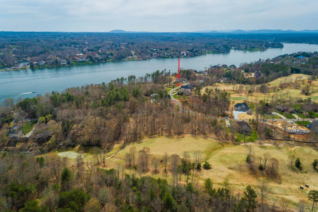 Lake Hickory Main Channel Year Round lake views! Hickory