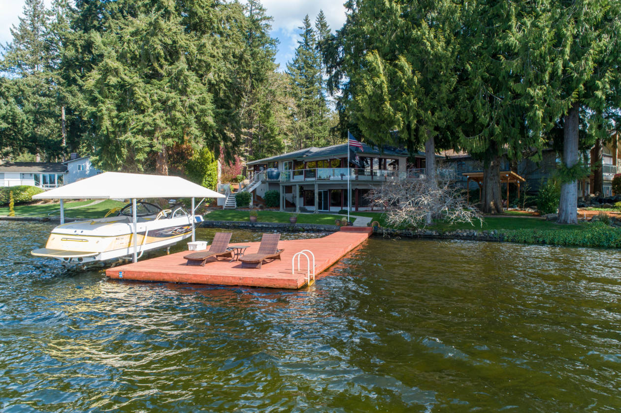 3,869 Sq Ft home on 152' of Lake Sawyer Waterfront... Black Diamond