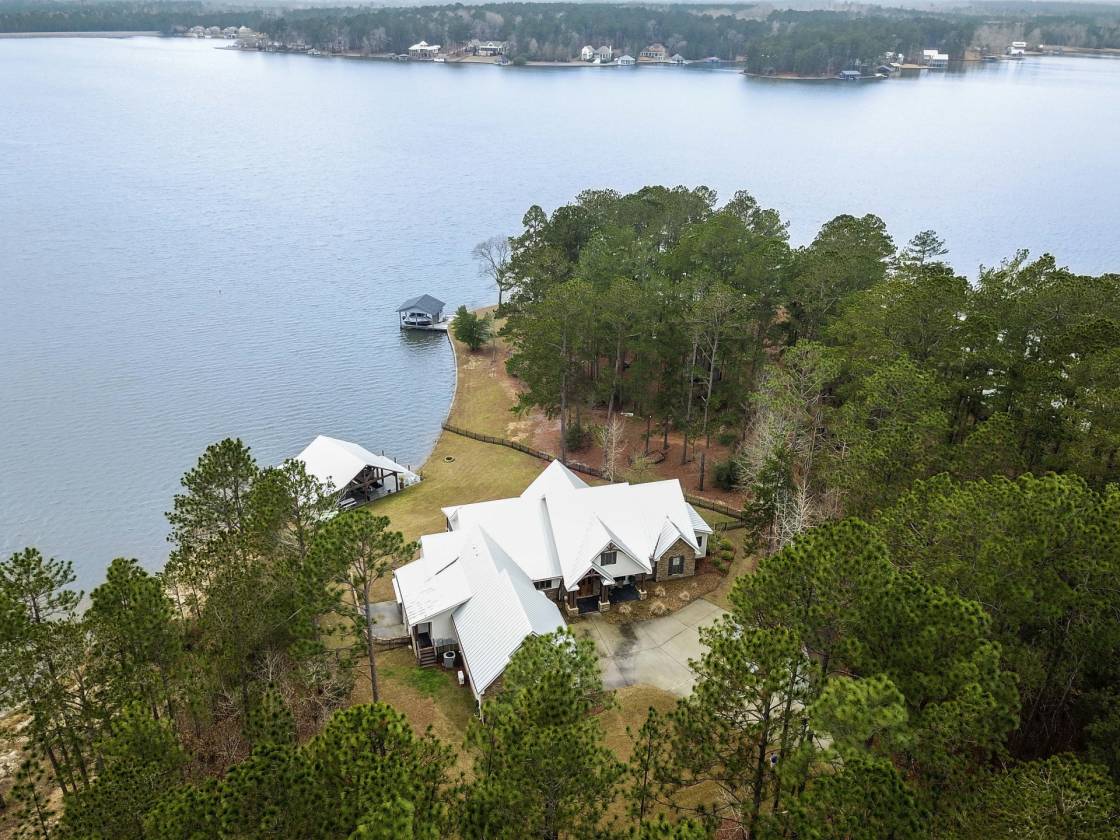 Waterfront Lodge with Boathouse on Big Bay Lake! Lumberton, Lamar County, Mississippi USA