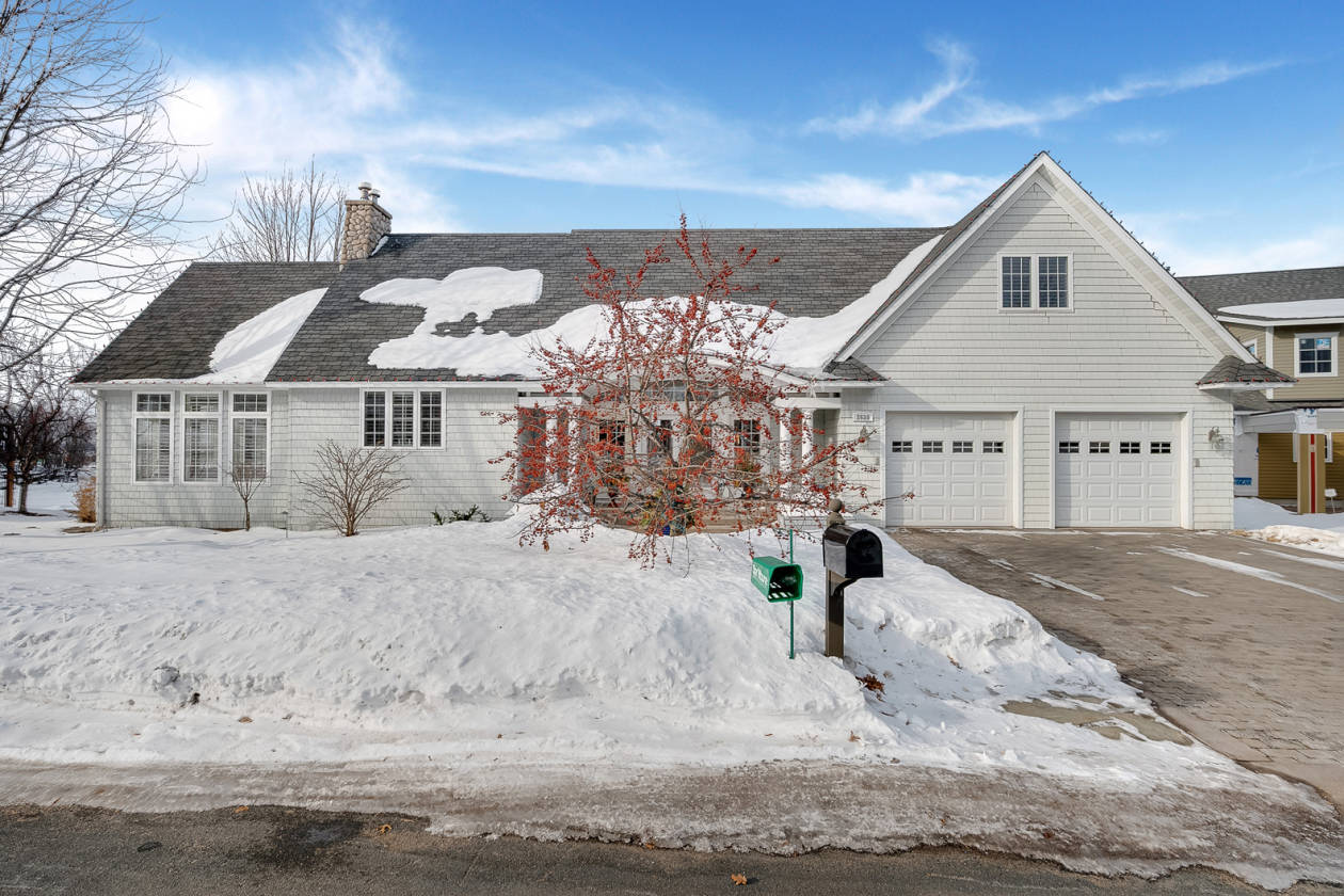 REMARKABLE, CUSTOMBUILT HOME ON DESIRED LAKE PULASKI! Buffalo
