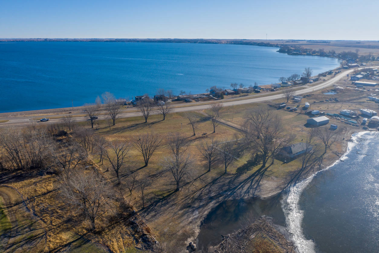 STUNNING ACREAGE with lake views and 600 ft of shoreline... Arlington