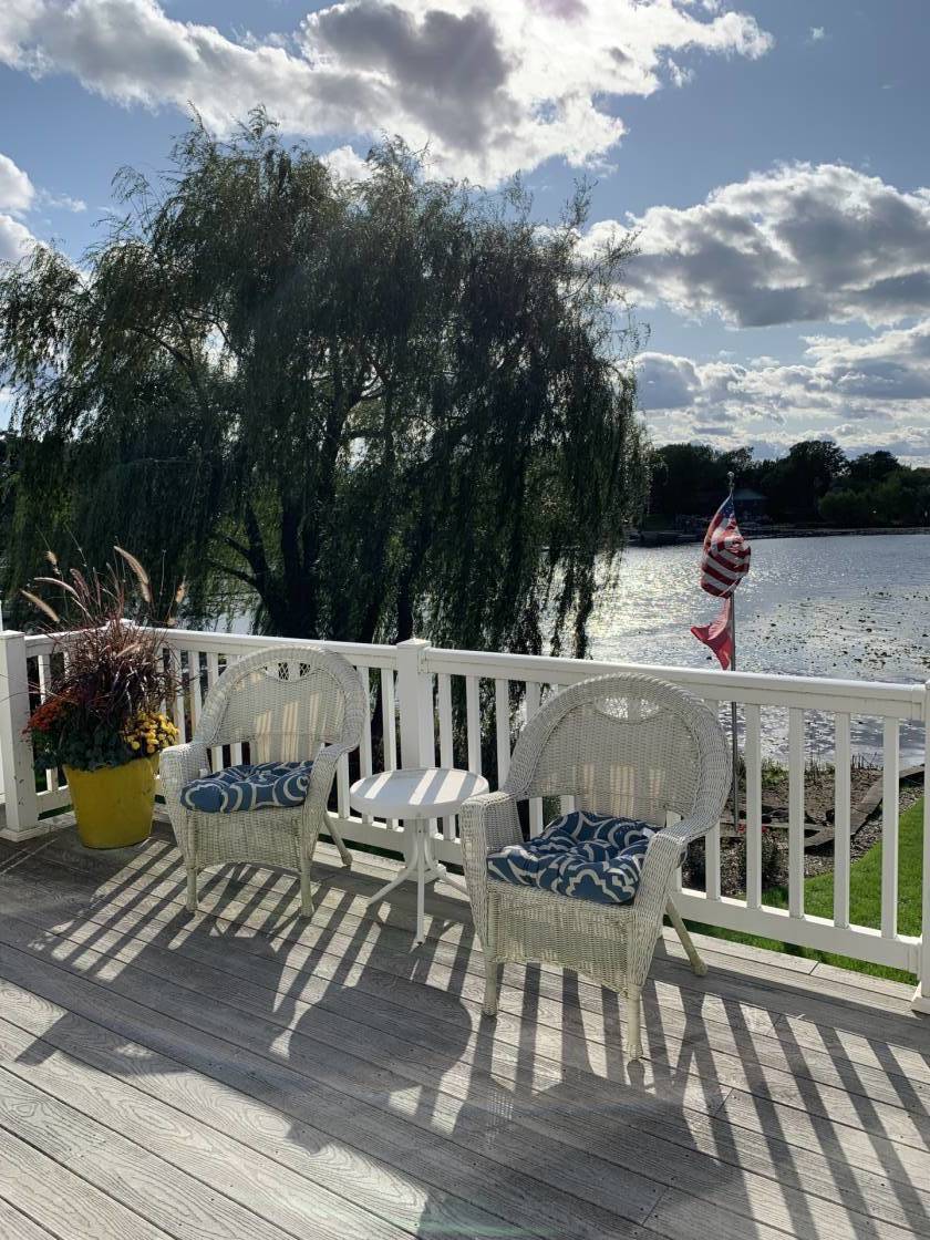 REMARKABLE, CUSTOMBUILT HOME ON DESIRED LAKE PULASKI! Buffalo