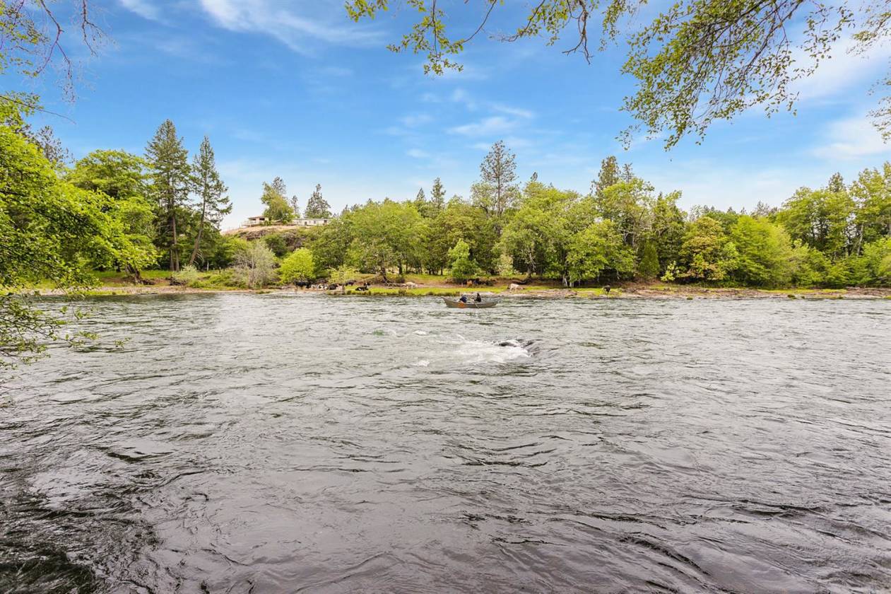390Ft of Famous Rogue River Frontage Shady Cove, Jackson County