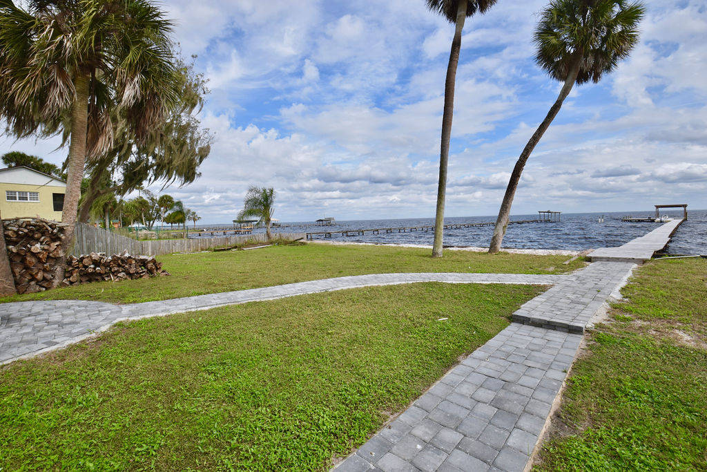 LAKE HOME Fort McCoy, Marion County, Florida USA Waterviews