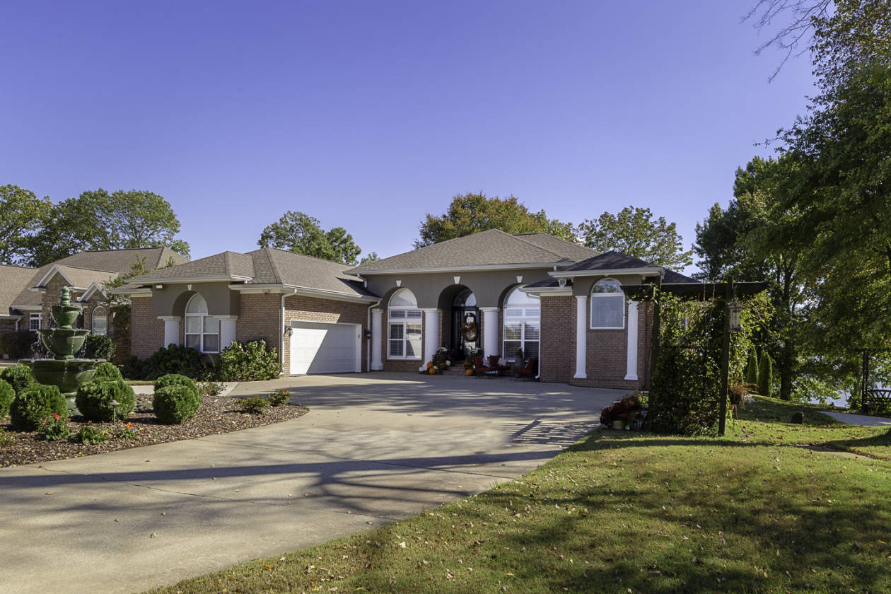 CUSTOM BUILT WATERFRONT HOME MAIN WILSON LAKE Killen, Lauderdale