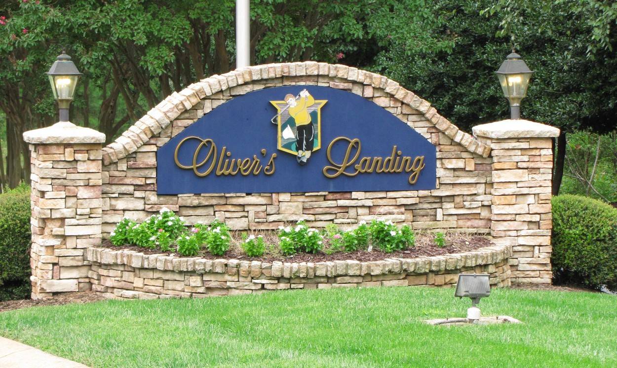 Lake Hickory Main Channel Year Round lake views! Hickory