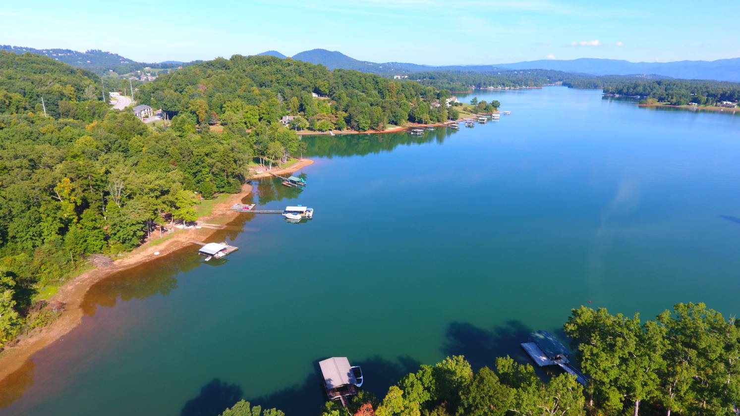 FULLY FURNISHED, BEAUTIFULLY DECORATED STUNNING NORTH GA MOUNTAIN LAKE HOME! Hiawassee, Towns