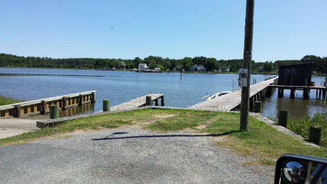 Enticing Retreat near water with free Public Dock/Boat 