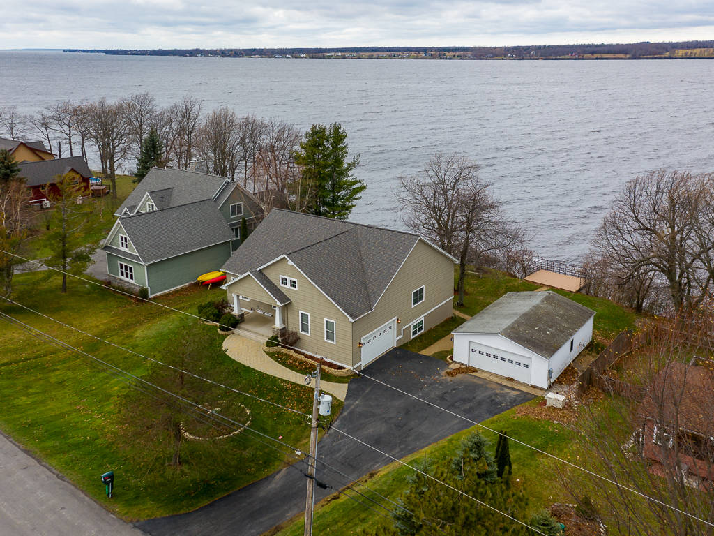 Luxurious Retreat with Private Deck Overlooking 110 feet of Waterfront