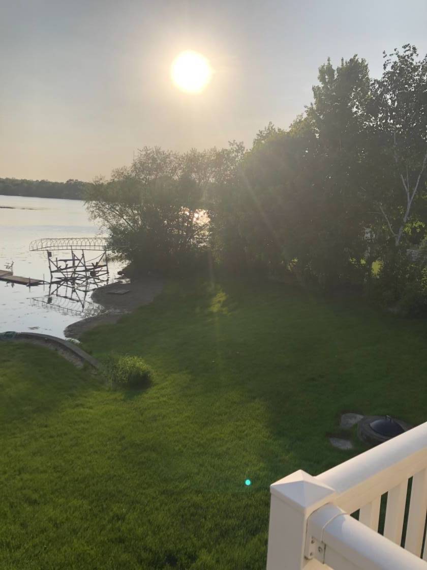 REMARKABLE, CUSTOMBUILT HOME ON DESIRED LAKE PULASKI! Buffalo