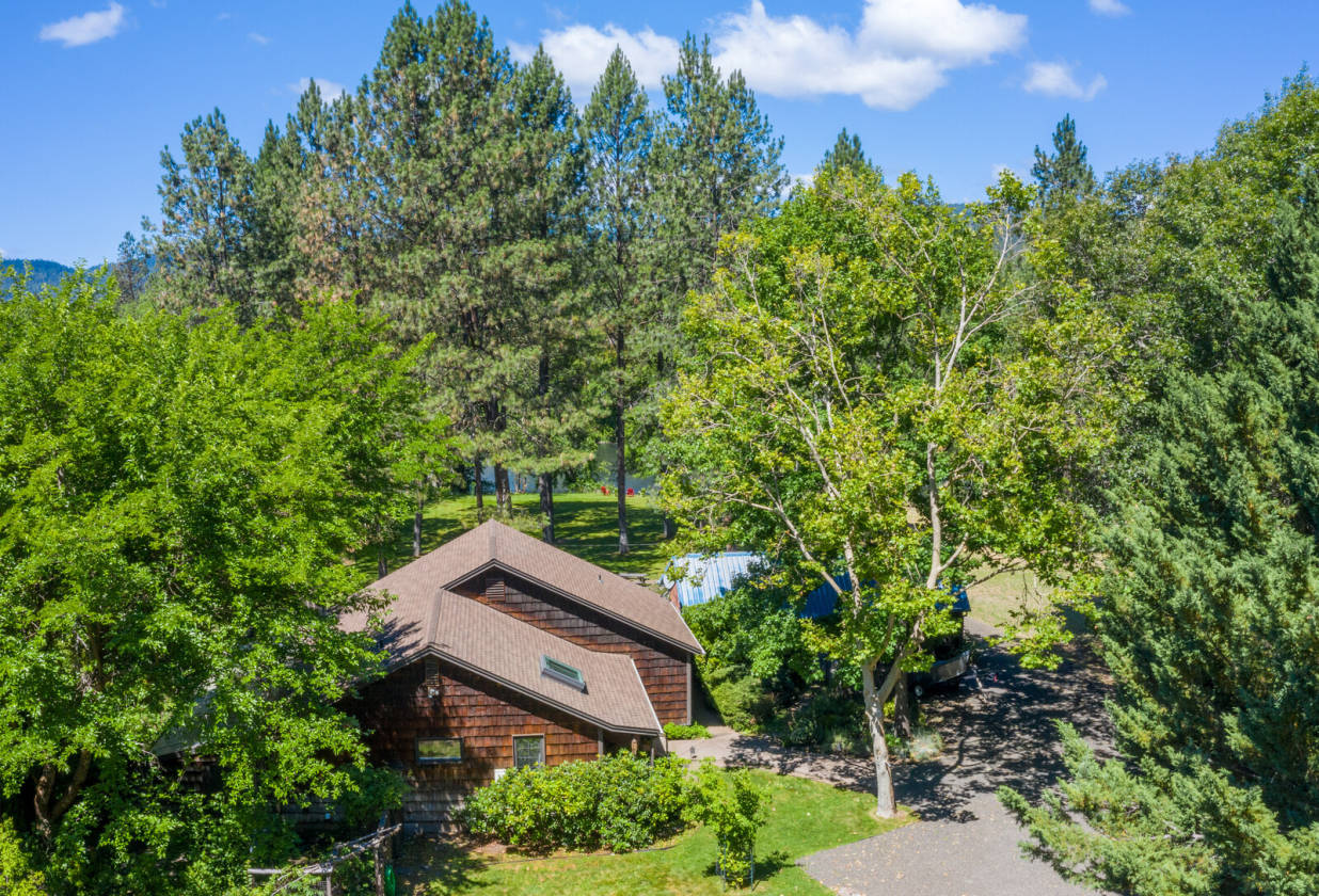 Riverfront Cottage Shady Cove, Jackson County, Oregon USA Waterviews