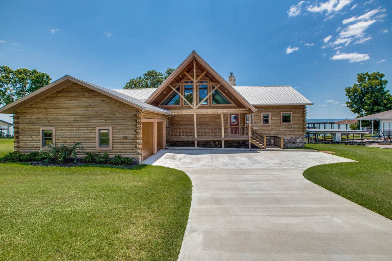 Majestic Custom Log Cabin located on Lake Livingston ...