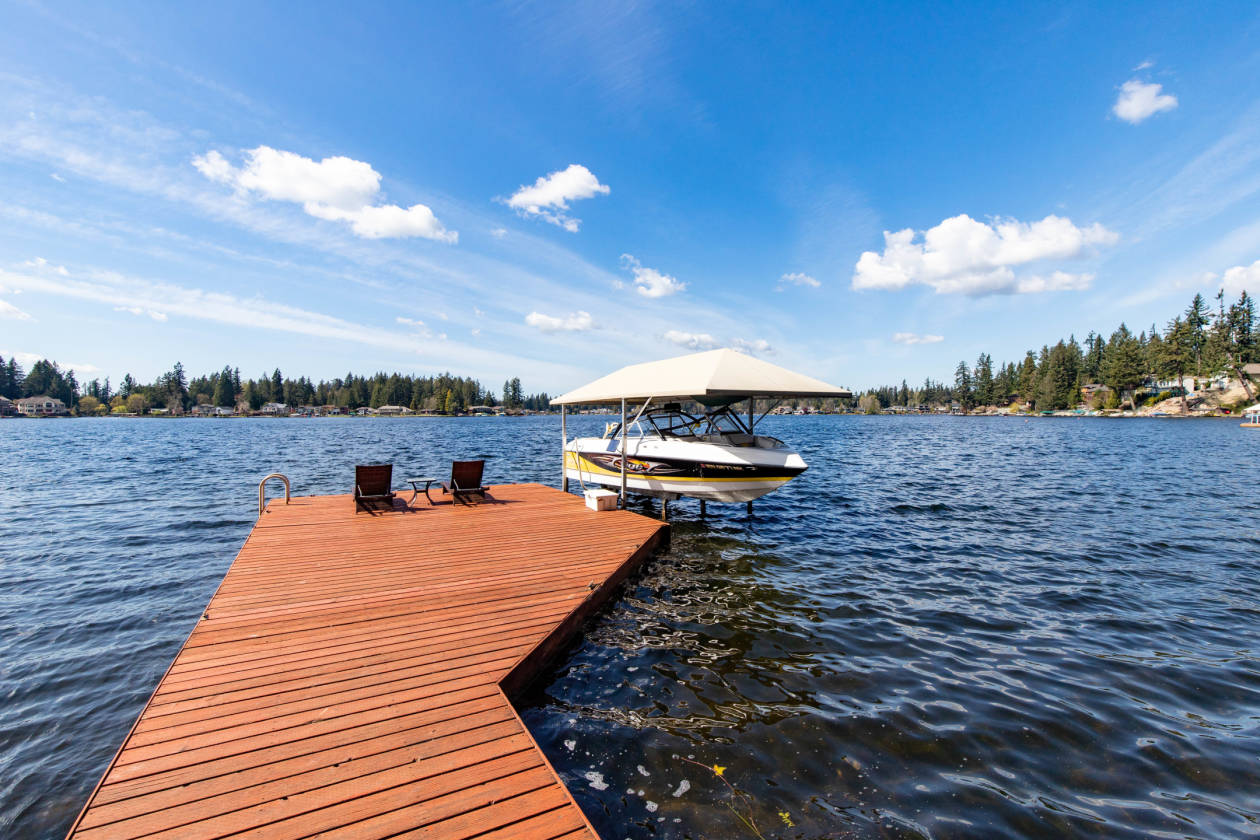 3,869 Sq Ft home on 152' of Lake Sawyer Waterfront... Black Diamond