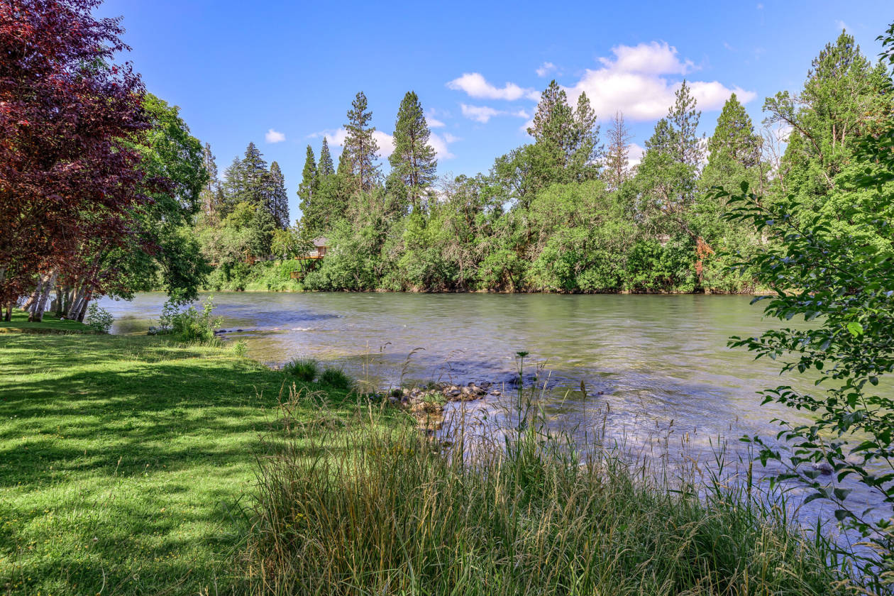 Riverfront Cottage Shady Cove, Jackson County, Oregon USA Waterviews