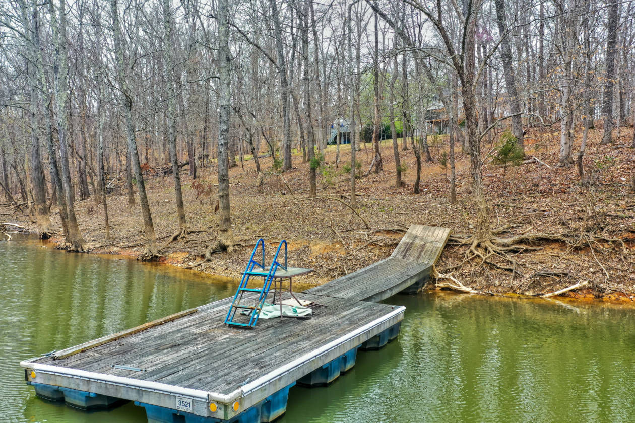 Kerr Lake Home on 1.6 Acres Clarksville, Mecklenburg County, Virginia