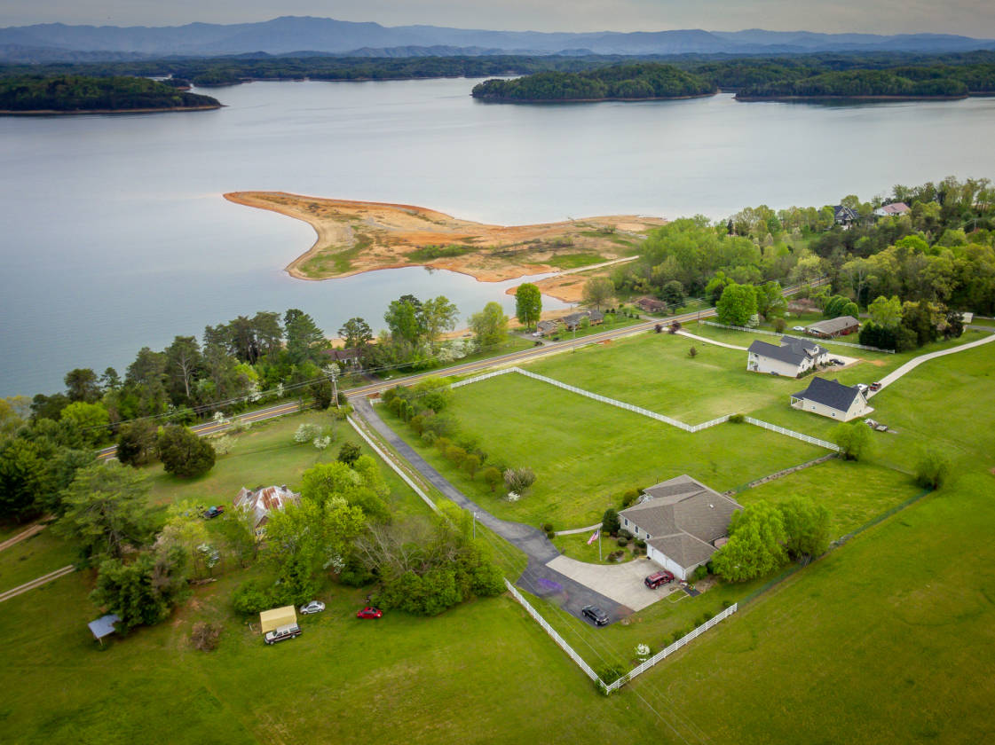 Luxurious Douglas Lake View Estate Dandridge, Jefferson County, Tennessee