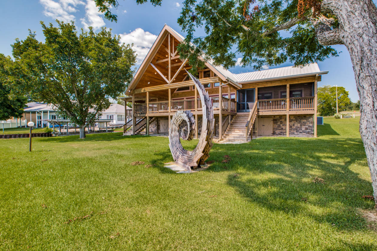 Majestic Custom Log Cabin located on Lake Livingston ...