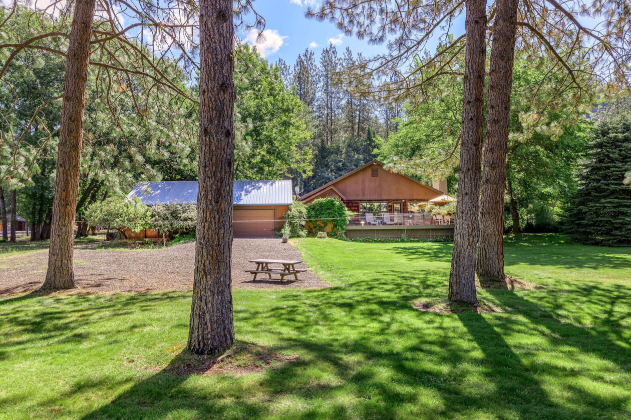 Riverfront Cottage Shady Cove, Jackson County, Oregon USA Waterviews