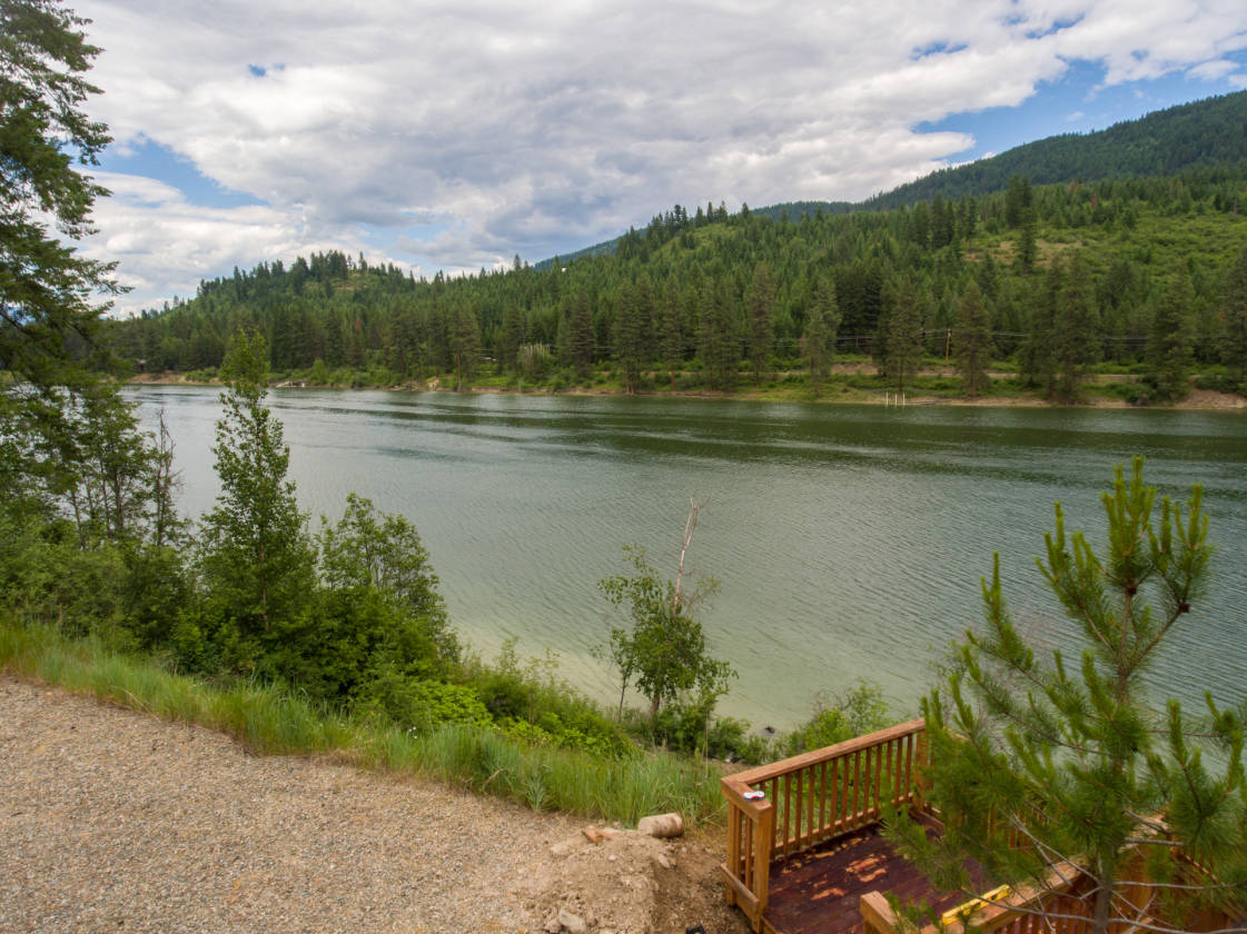 Picturesque Pend Oreille River home on 2 acres with 178... Cusick