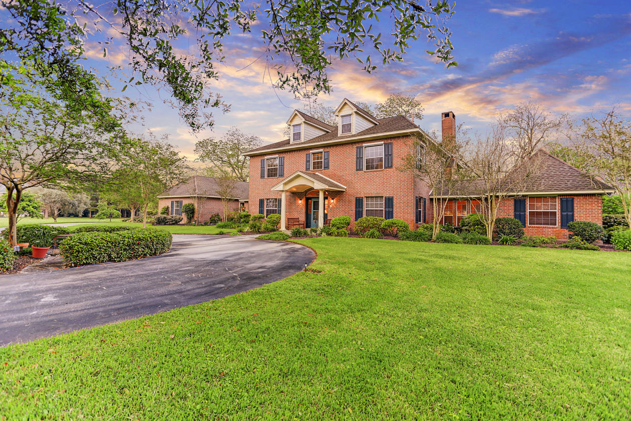 Don't miss out on this stunning waterfront home on the... Brazoria