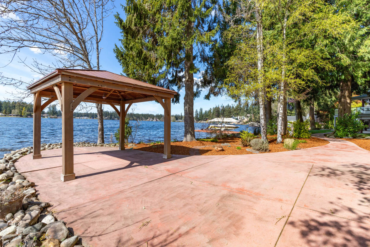 3,869 Sq Ft home on 152' of Lake Sawyer Waterfront... Black Diamond