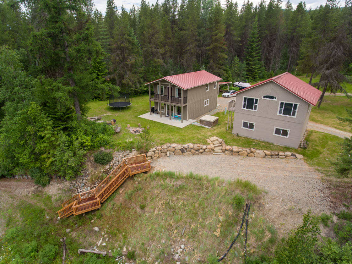 Picturesque Pend Oreille River home on 2 acres with 178... Cusick