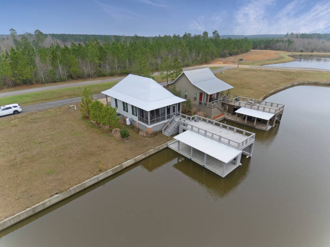 Custom Retreat with Boat House on Big Bay Lake! Lumberton, Lamar