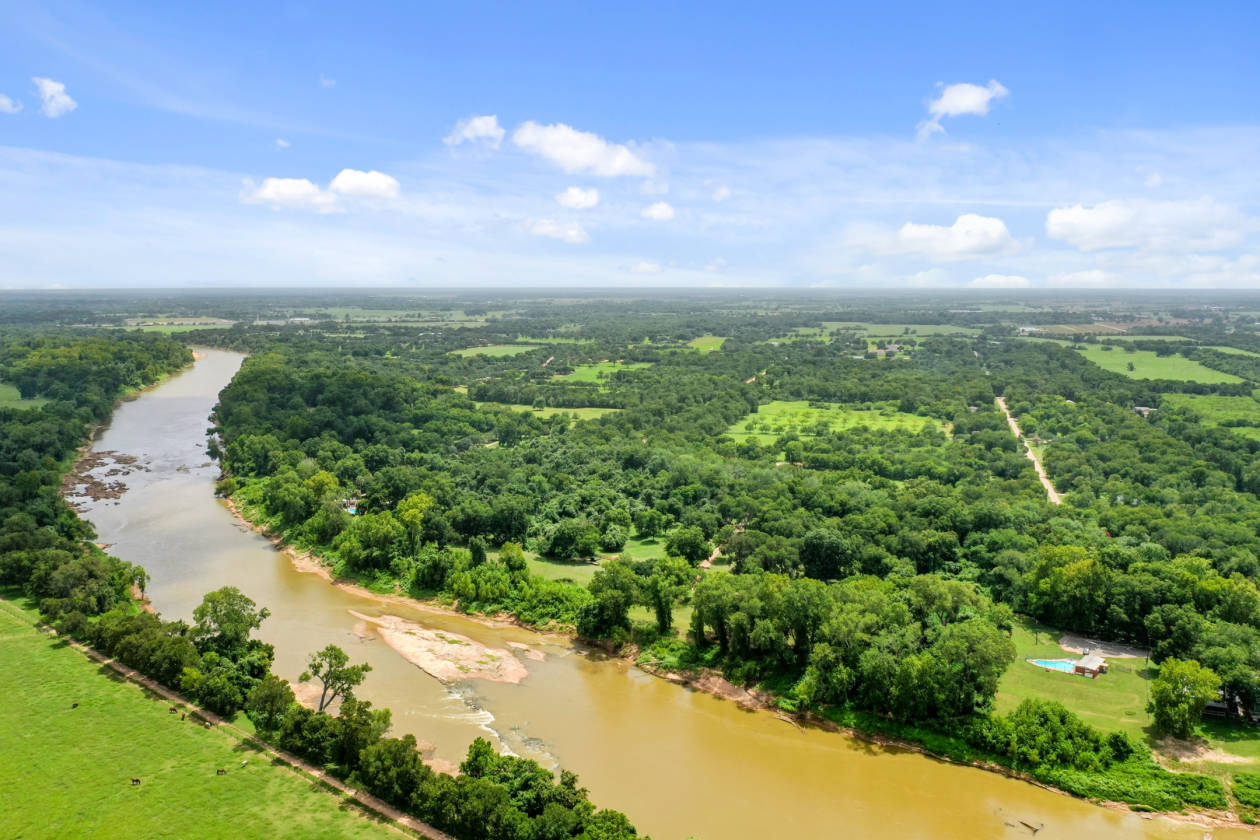 Plantation Style Home Overlooking the Brazos River Bottom Sealy
