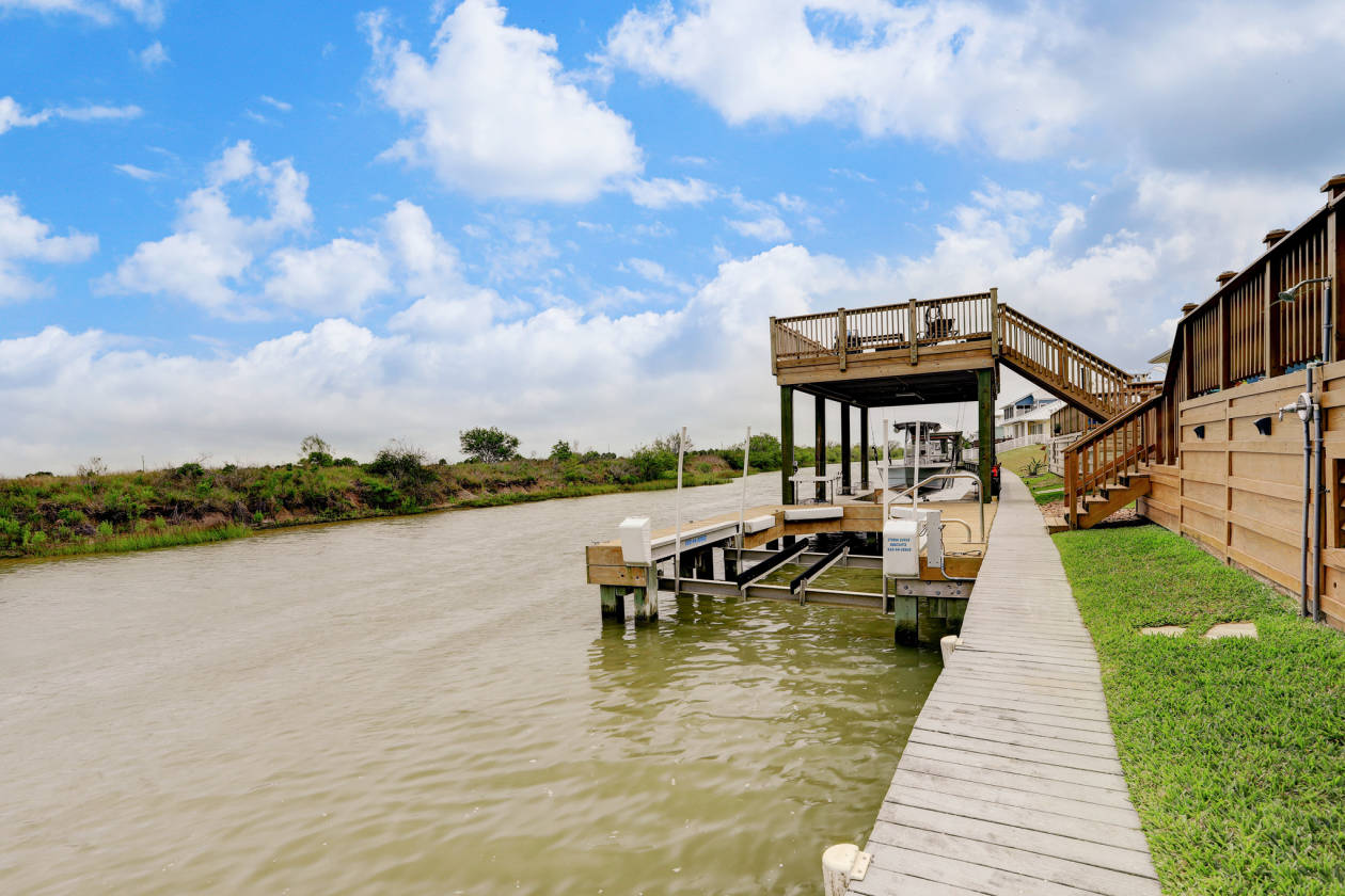 Magnificent waterfont views of Galveston Bay and Moses Lake! Texas