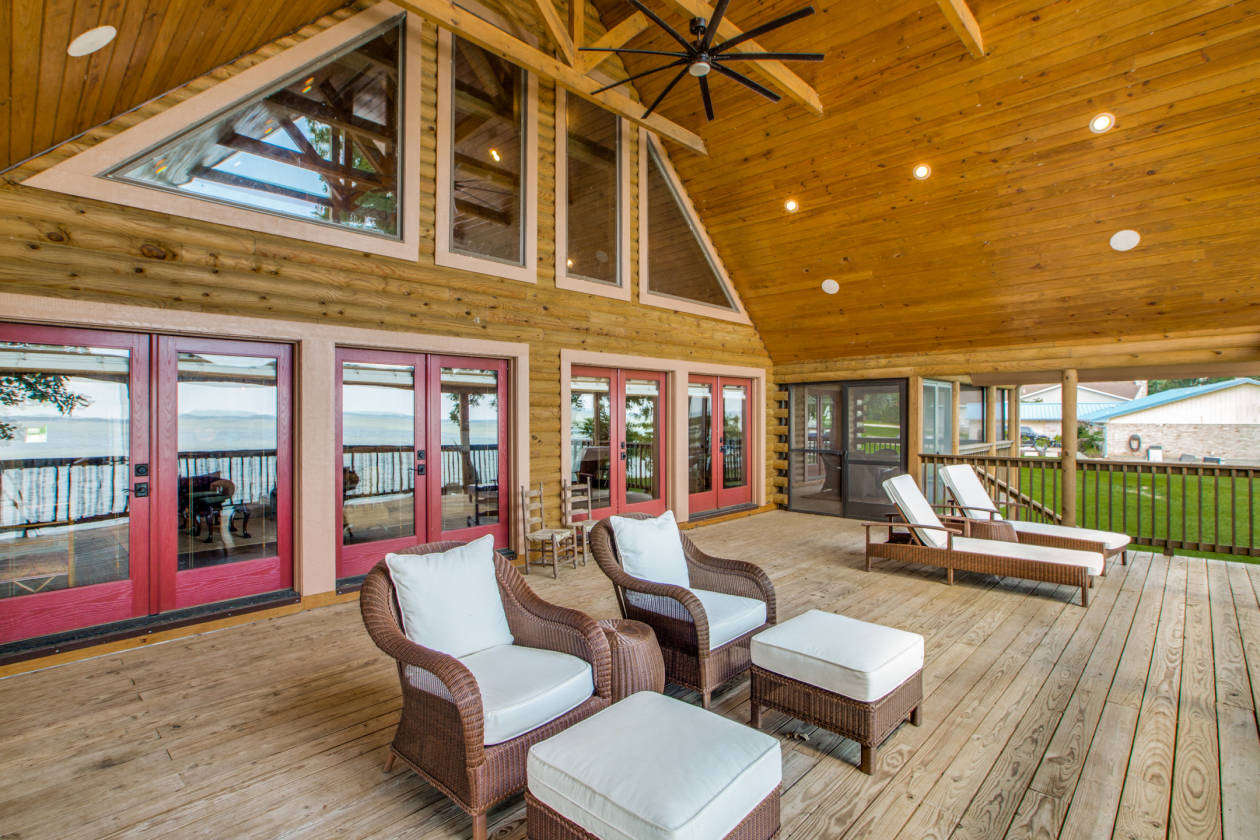 Majestic Custom Log Cabin located on Lake Livingston ...