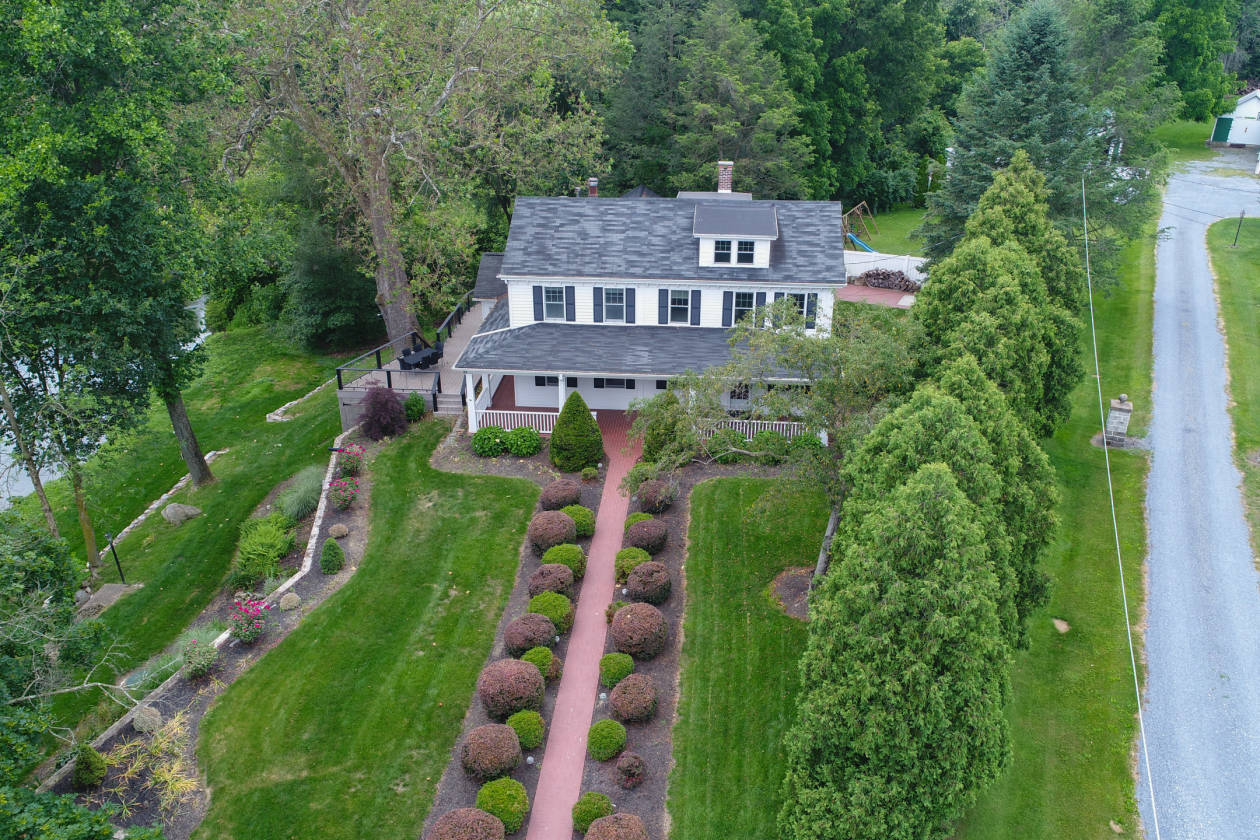 Magnificent waterfront updated 1800's Farmhouse along the Yellow