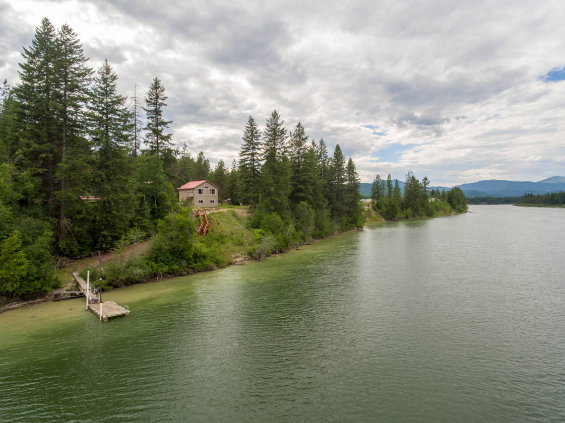 Picturesque Pend Oreille River home on 2 acres with 178... Cusick