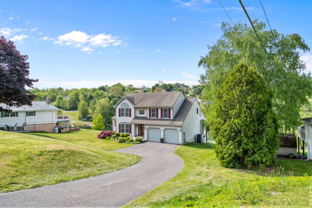 Amazing Waterfront Home in Beautiful Lake Wynonah Auburn, Schuylkill