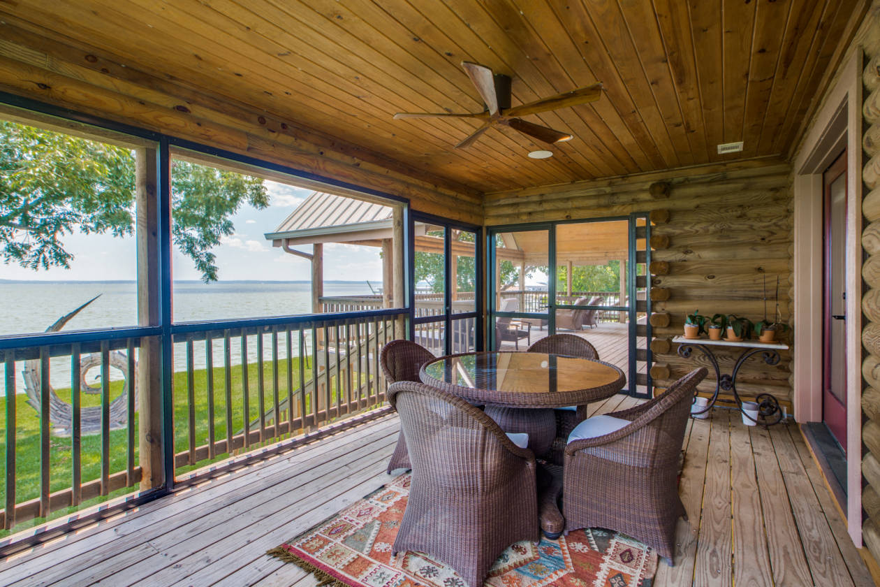 Majestic Custom Log Cabin located on Lake Livingston Livingston, Polk