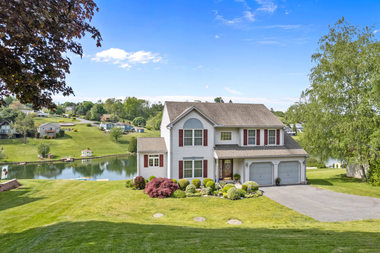 Amazing Waterfront Home in Beautiful Lake Wynonah Auburn, Schuylkill