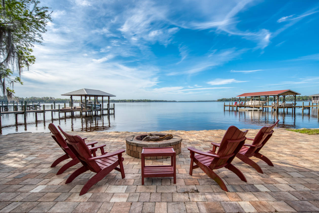 ABSOLUTELY STUNNING riverfront home! Crescent City, Putnam County