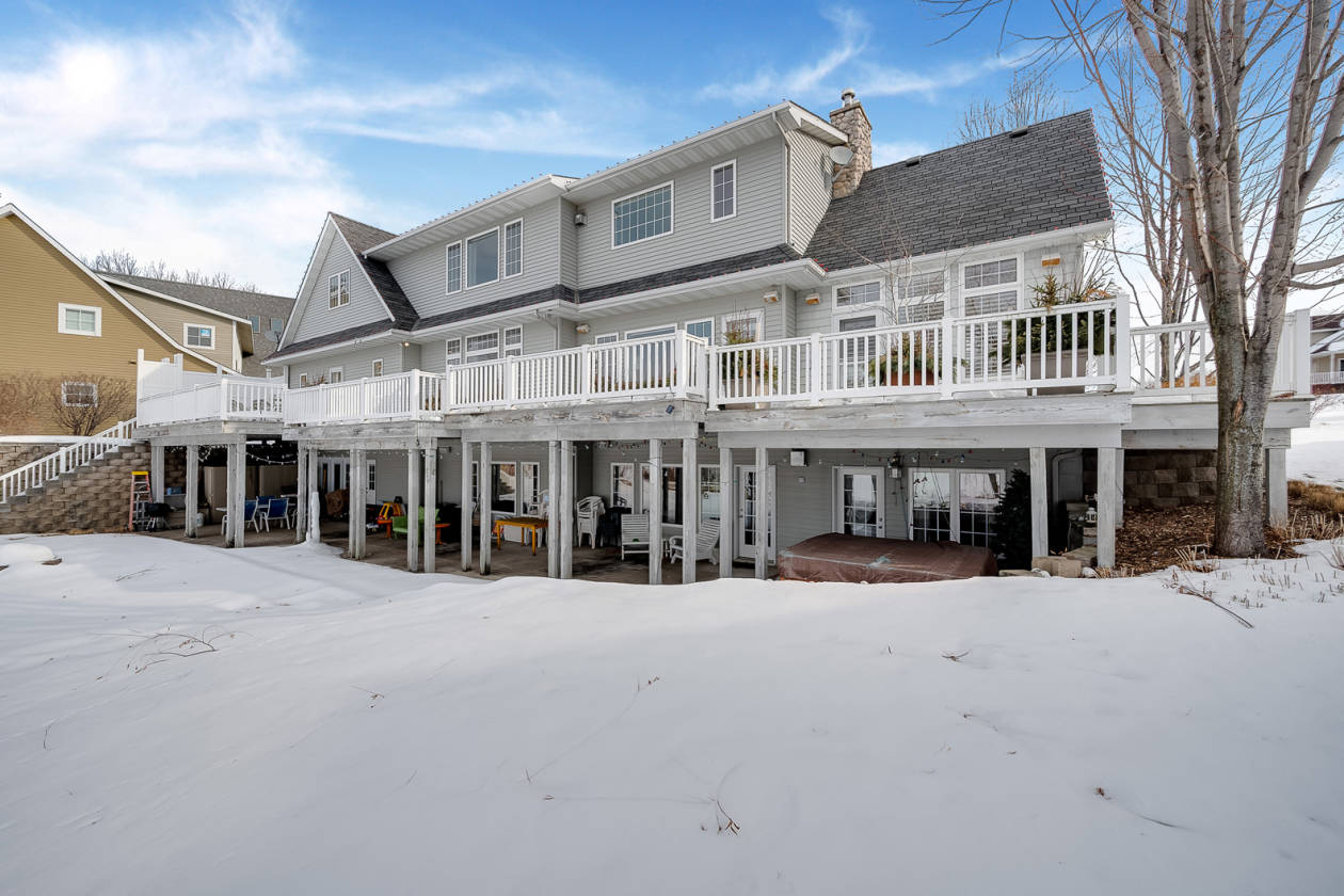 REMARKABLE, CUSTOMBUILT HOME ON DESIRED LAKE PULASKI! Buffalo