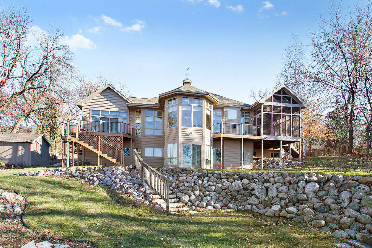 SENSATIONAL LAKE WINNEBAGO ESTATE Hilbert, Calumet County, Wisconsin