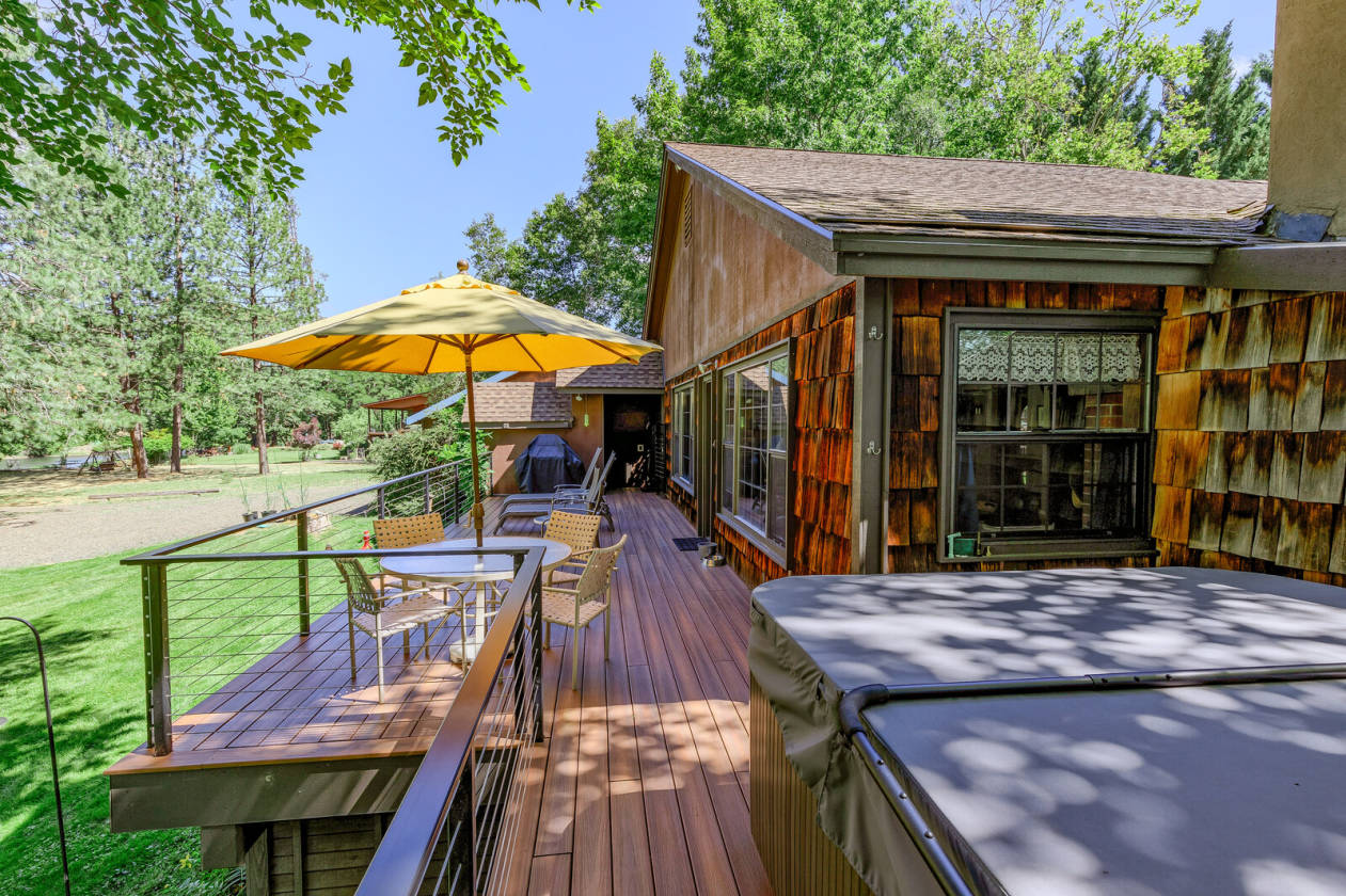 Riverfront Cottage Shady Cove, Jackson County, Oregon USA Waterviews