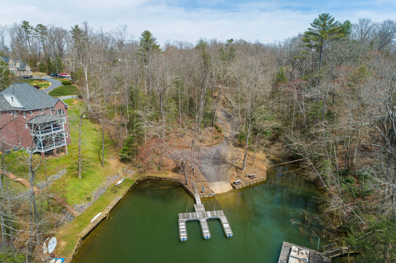 Lake Hickory Main Channel Year Round lake views! Hickory, Alexander County, North